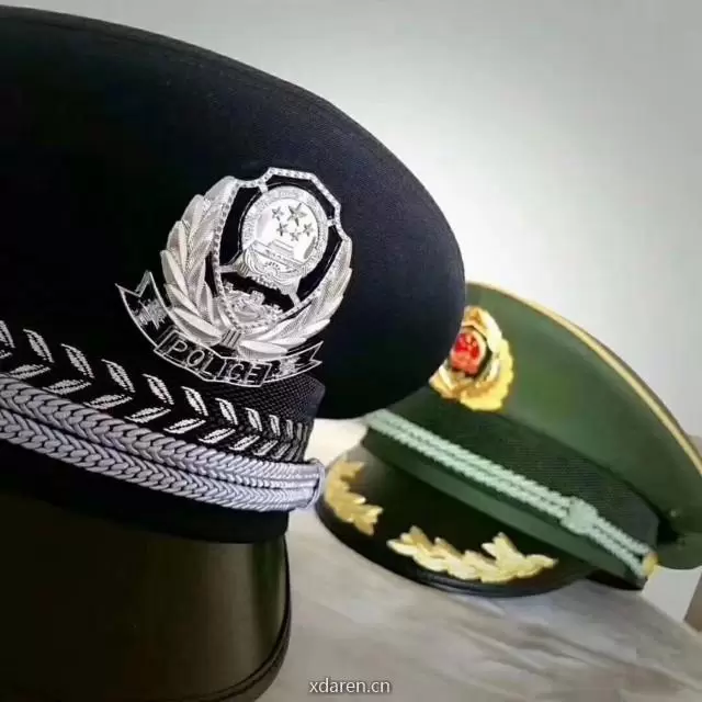 头顶大檐帽