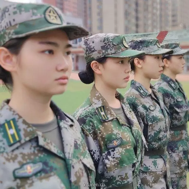 女大学生教官